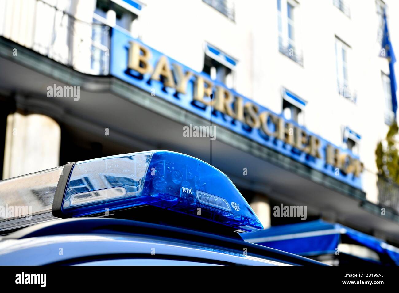 La police, Voiture, Bleu, Flash, Flash, Lumière, éclairage, LED, VIP, important, protéger, sauvegarder, Hotel, Bayerischer Hof, Munich, Bâtiment, maison, entrée, façade, Banque D'Images