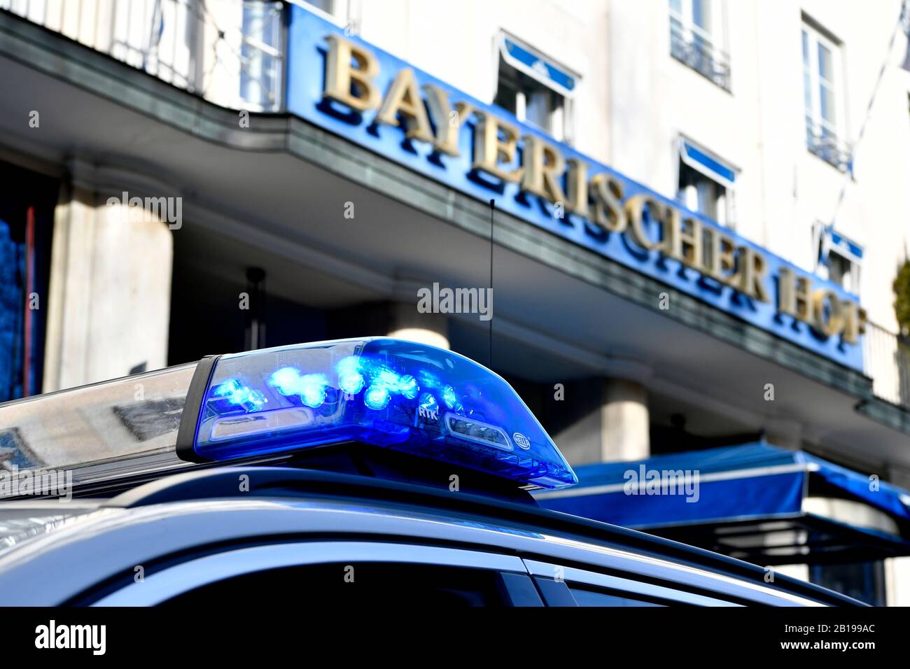La police, Voiture, Bleu, Flash, Flash, Lumière, éclairage, LED, VIP, important, protéger, sauvegarder, Hotel, Bayerischer Hof, Munich, Bâtiment, maison, entrée, façade, Banque D'Images