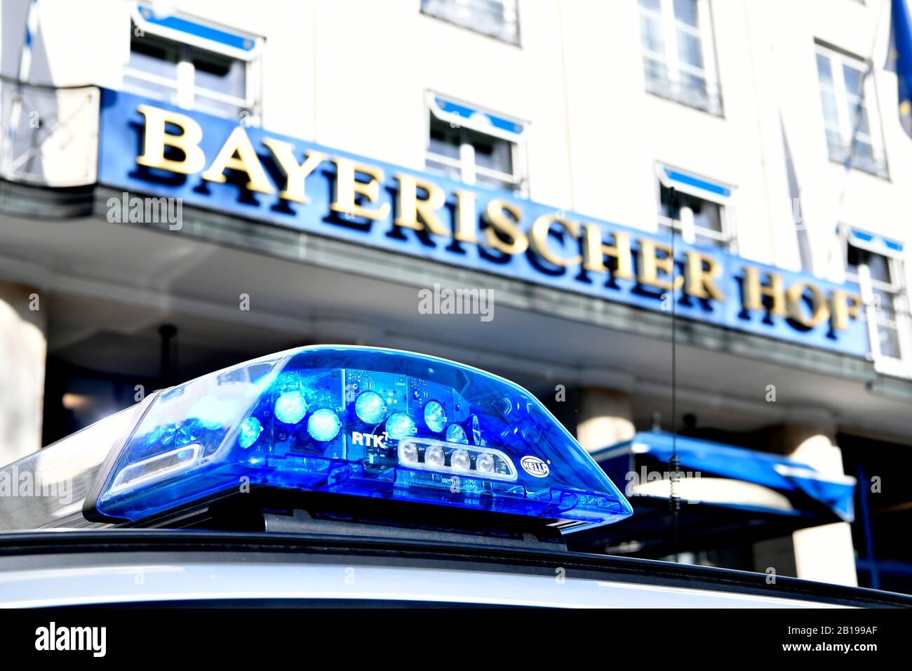 La police, Voiture, Bleu, Flash, Flash, Lumière, éclairage, LED, VIP, important, protéger, sauvegarder, Hotel, Bayerischer Hof, Munich, Bâtiment, maison, entrée, façade, Banque D'Images