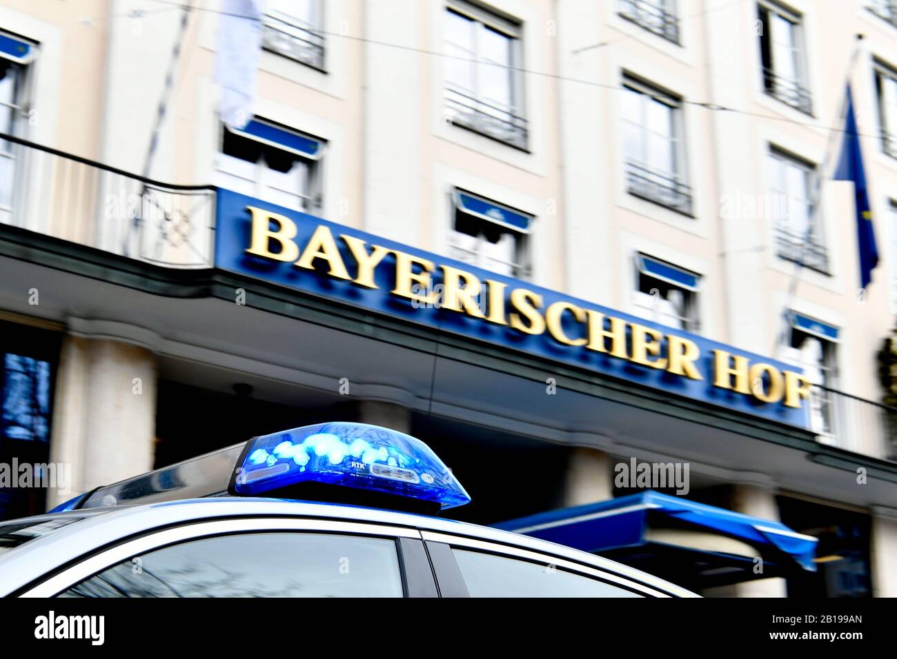La police, Voiture, Bleu, Flash, Flash, Lumière, éclairage, LED, VIP, important, protéger, sauvegarder, Hotel, Bayerischer Hof, Munich, Bâtiment, maison, entrée, façade, Banque D'Images