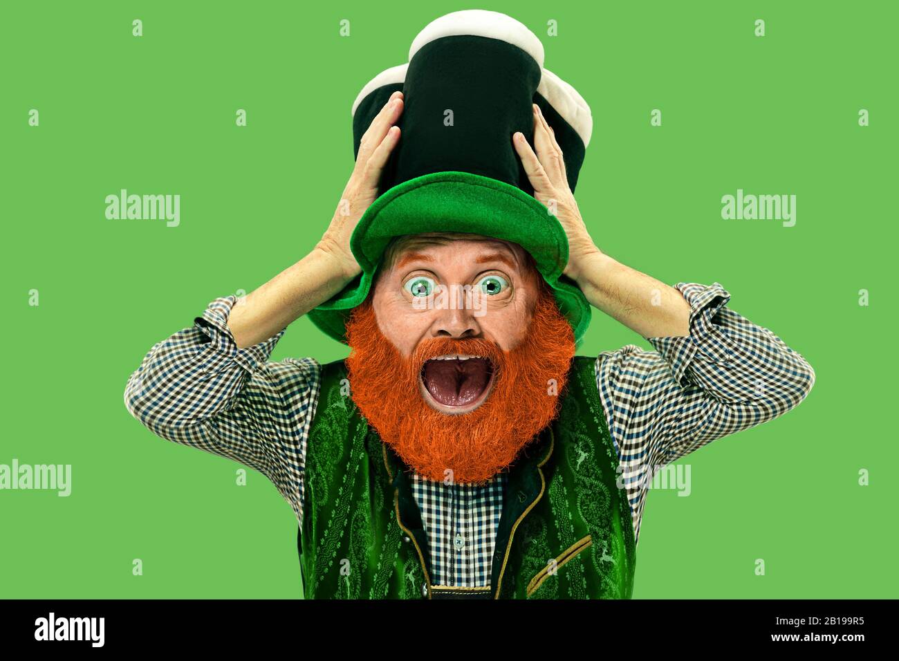 Etonnes Choques Lepreun Excite En Costume Vert Avec Barbe Rouge Sur Fond Vert Portrait Drole De L Homme Pret Pour Les Ventes Saint Patrick Jour Emotions Humaines Celebration Vacances Traditionnelles Photo Stock
