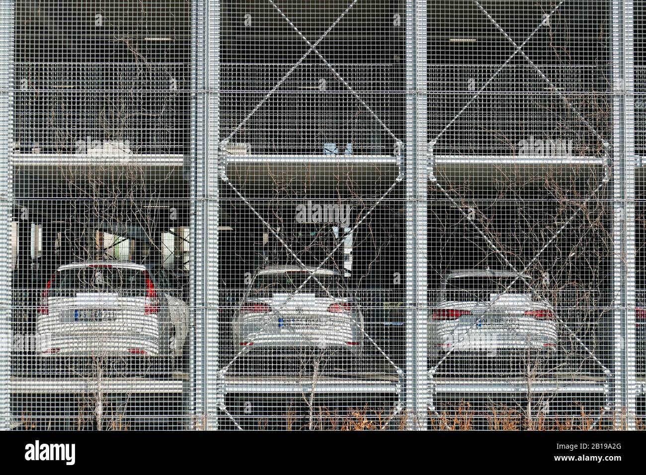 Les voitures de tourisme se trouvent sur une terrasse de stationnement de plusieurs étages, à Brême, en Allemagne Banque D'Images