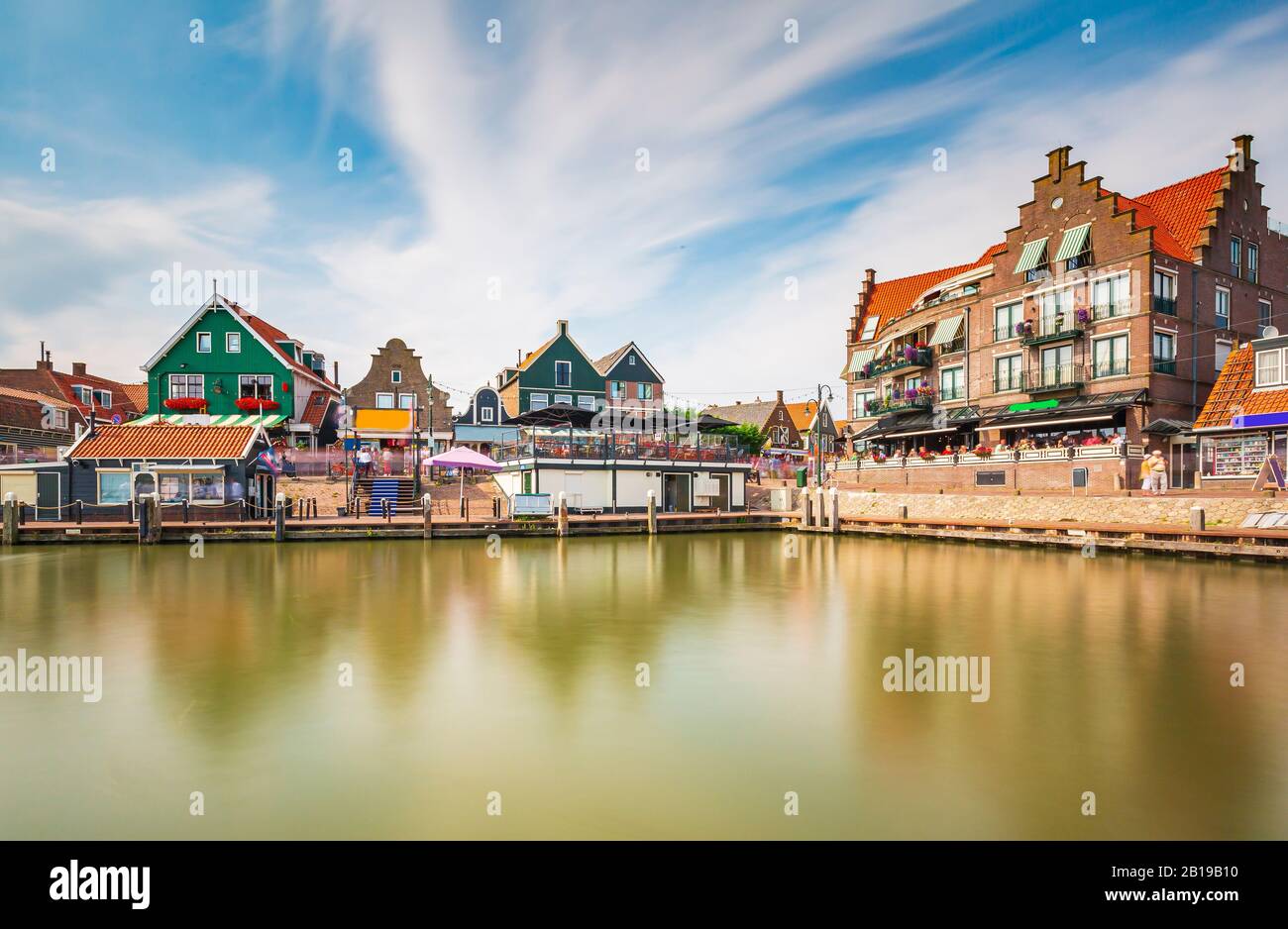 Vue sur le port de Volendam, village de pêcheurs traditionnel néerlandais situé au nord du lac. Banque D'Images