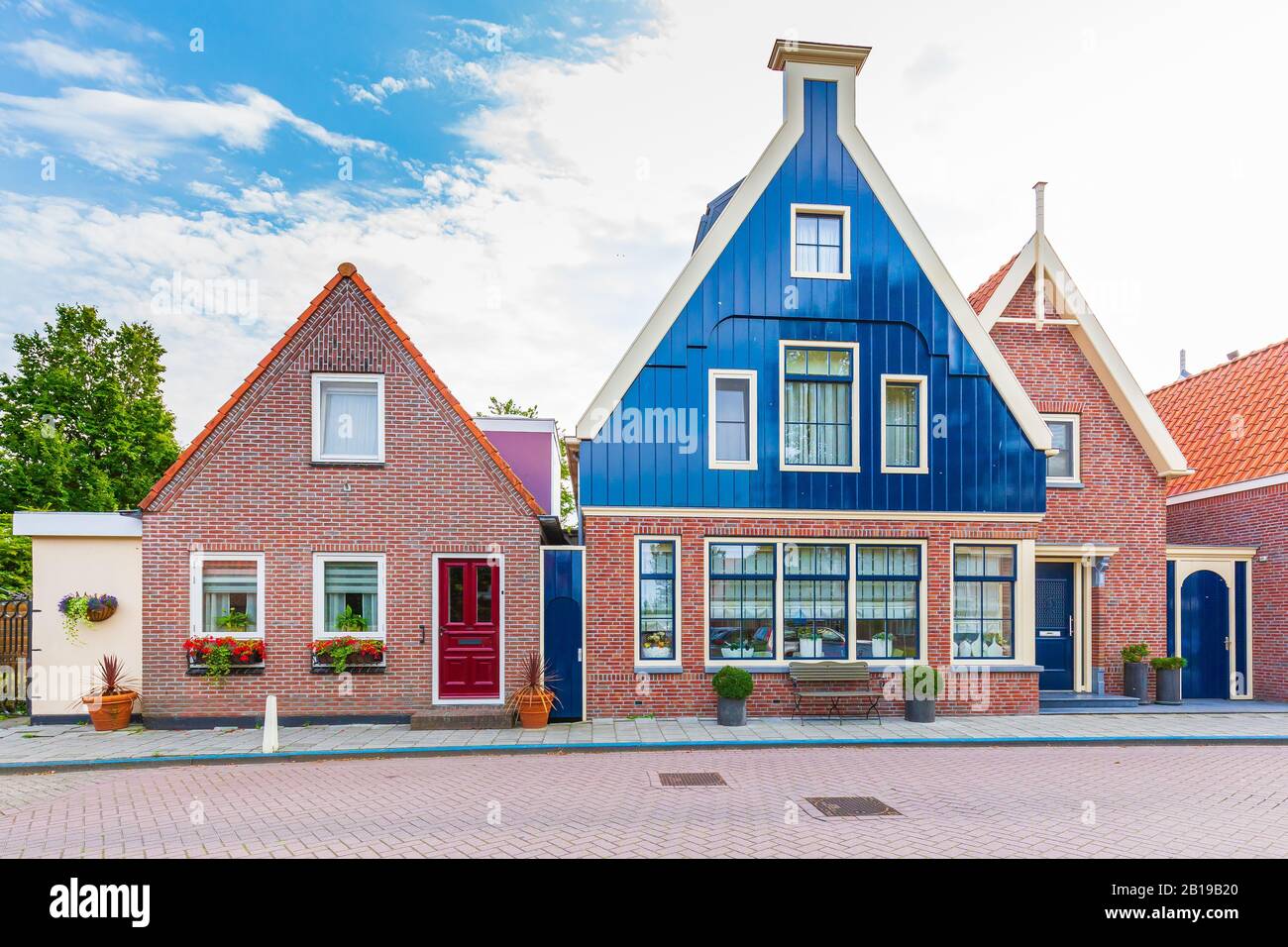 Vieilles rues à Volendam. Vieux village traditionnel de pêcheurs, maisons en bois typiques de l'architecture. Monument populaire et voyage destination pour les touristes. Banque D'Images