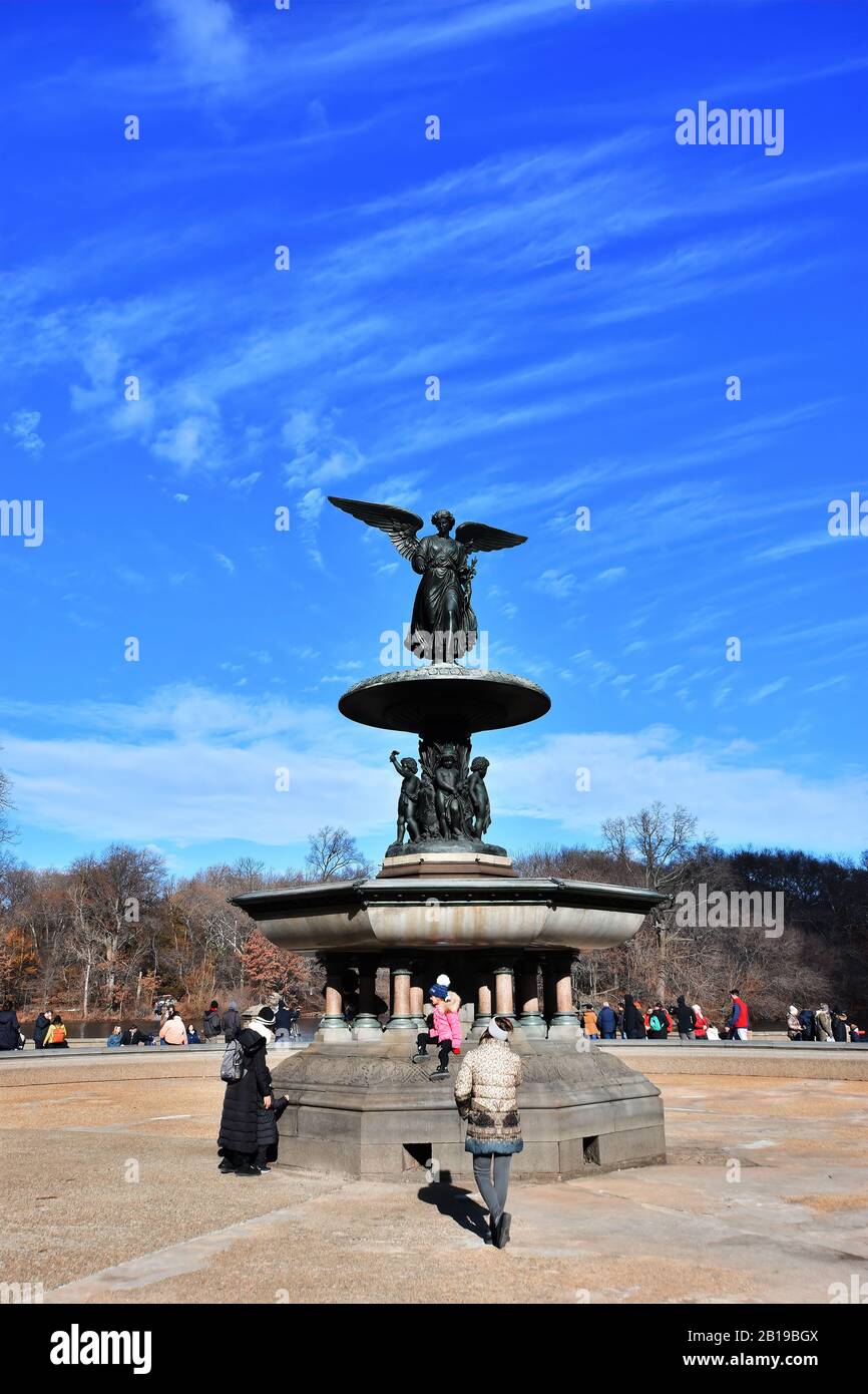 Ange de la statue des eaux de la Fontaine dans Central Park, l'une des attractions touristiques les plus visitées dans le monde à Manhattan, New York Banque D'Images