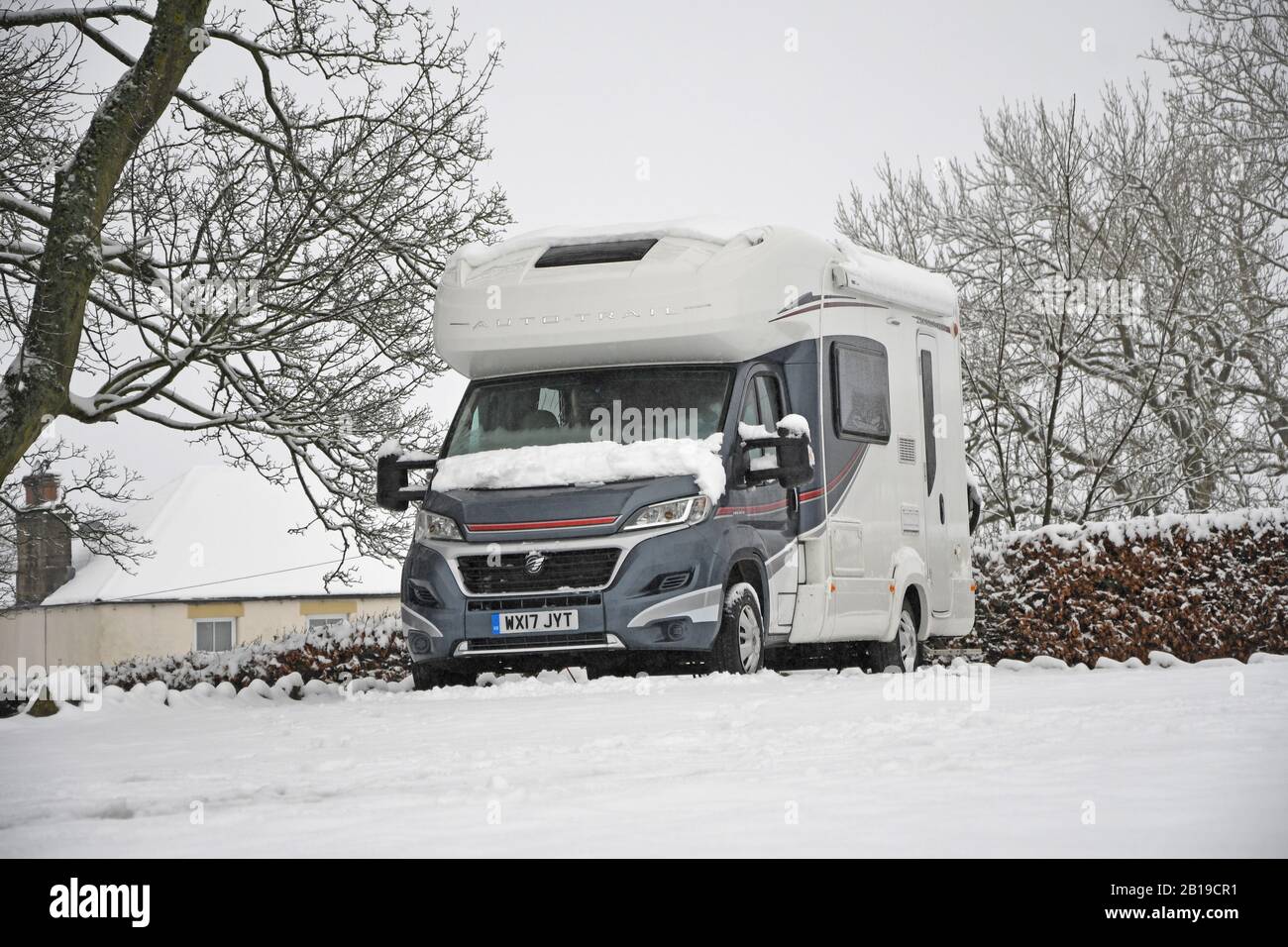 Aygarth, Yorkshire Du Nord, Royaume-Uni. 24 février 2020. Chute de neige pendant la nuit dans le Yorkshire du Nord. Campeurs Hardy à Aygarth, dans le Yorkshire du Nord éveillé à la neige épaisse. Crédit: David Edmund-Jones/Alay Live News Banque D'Images