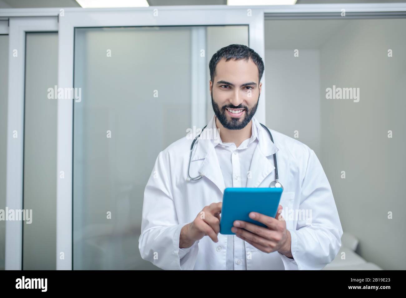 Médecin mâle dans un peignoir blanc se sentant bien Banque D'Images