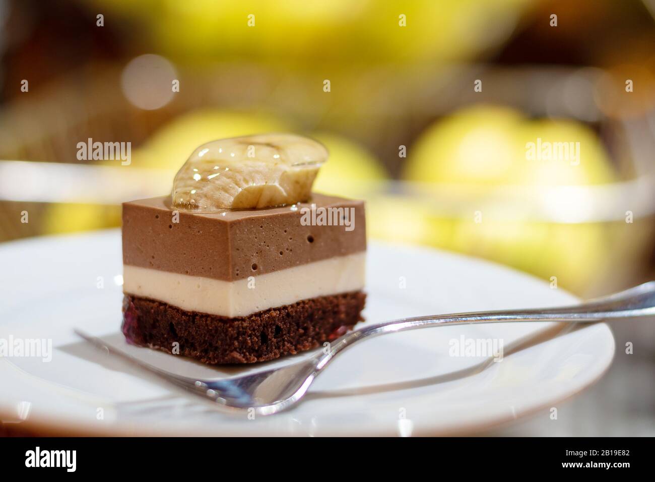 Triple Gateau De Mousse Au Chocolat Avec Banane Sur La Plaque Blanche Photo Stock Alamy