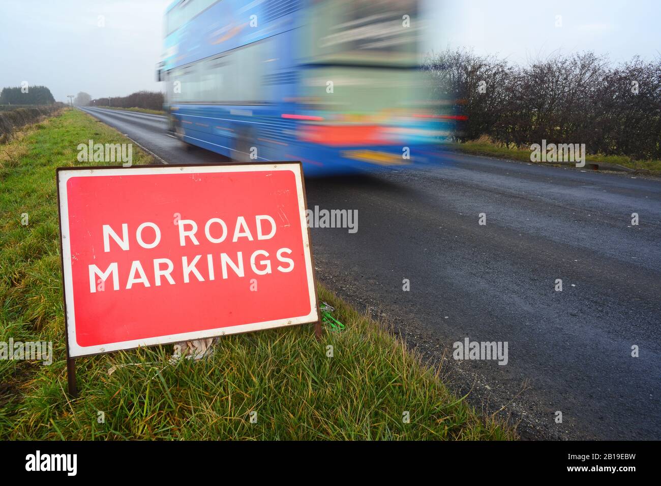 aucun marquage routier sur le panneau d'avertissement de route à l'avance après avoir resurfaçage de leed yorkshire royaume-uni Banque D'Images