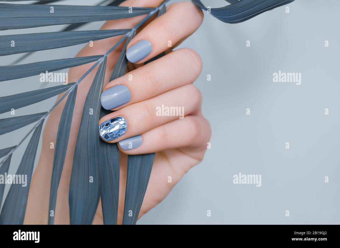 Main de femme magnifique avec blue nail design Photo Stock - Alamy