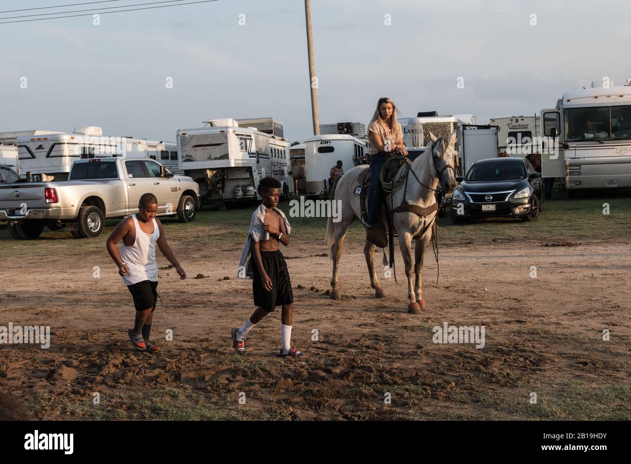 Jeunes cow-boys à l'Okmulgee Invitational, le plus ancien rodéo afro-américain des États-Unis. Okmulgee, Oklahoma. Banque D'Images