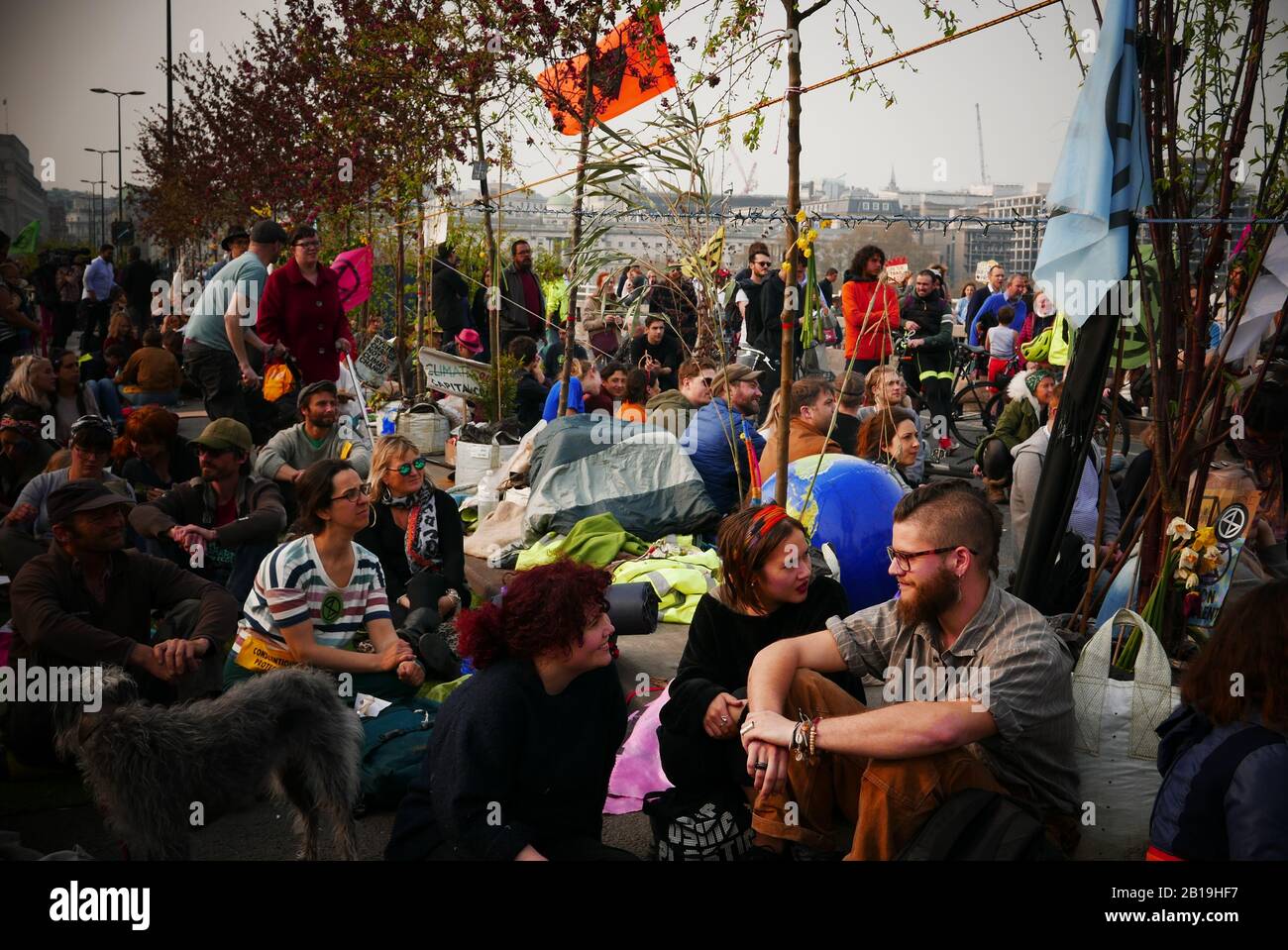 Extinction Rebellion, Occupy London: A partir du lundi 15 avril 2019, extinction Rebellion a organisé des manifestations à Londres, en mettant l'accent sur Oxford Circus, Marble Arch, Waterloo Bridge et la région autour de Parliament Square. Les militants ont fixé un bateau rose nommé d'après l'assassinat du militant écologiste hondurien Berta Cáceres au milieu de l'intersection animée d'Oxford Street et Regent Street (Oxford Circus) et se sont collés à lui et ont également mis en place plusieurs belvédères, plantes en pots et arbres, Une scène mobile et une rampe de skate tout en occupant le pont de Waterloo (réf.:Wikipedia). Banque D'Images