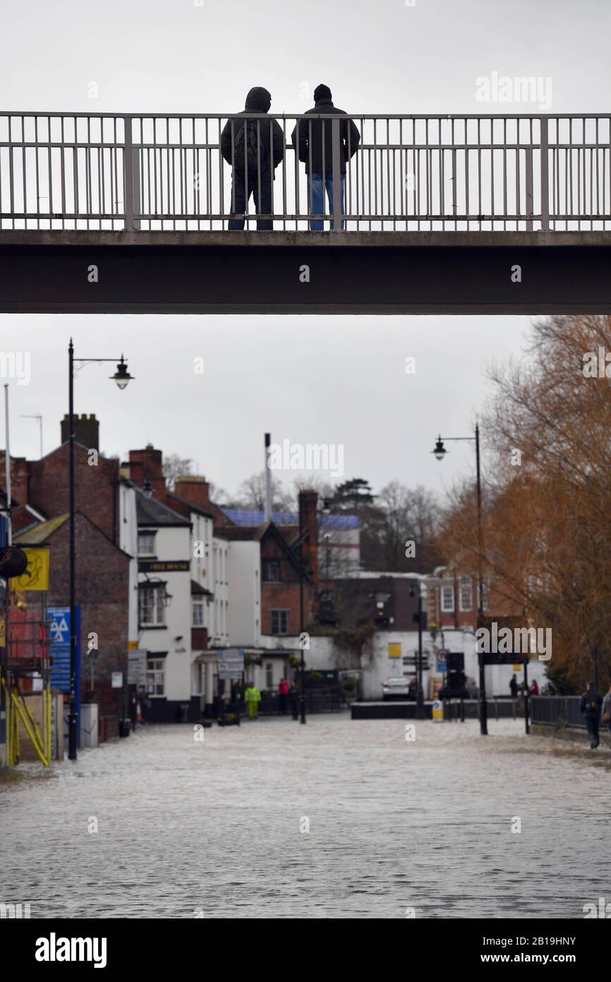 Les habitants de la région regardent la Smithfield Road inondée de Shrewsbury, car d'autres avertissements d'inondation ont été émis en Angleterre et au Pays de Galles. Banque D'Images