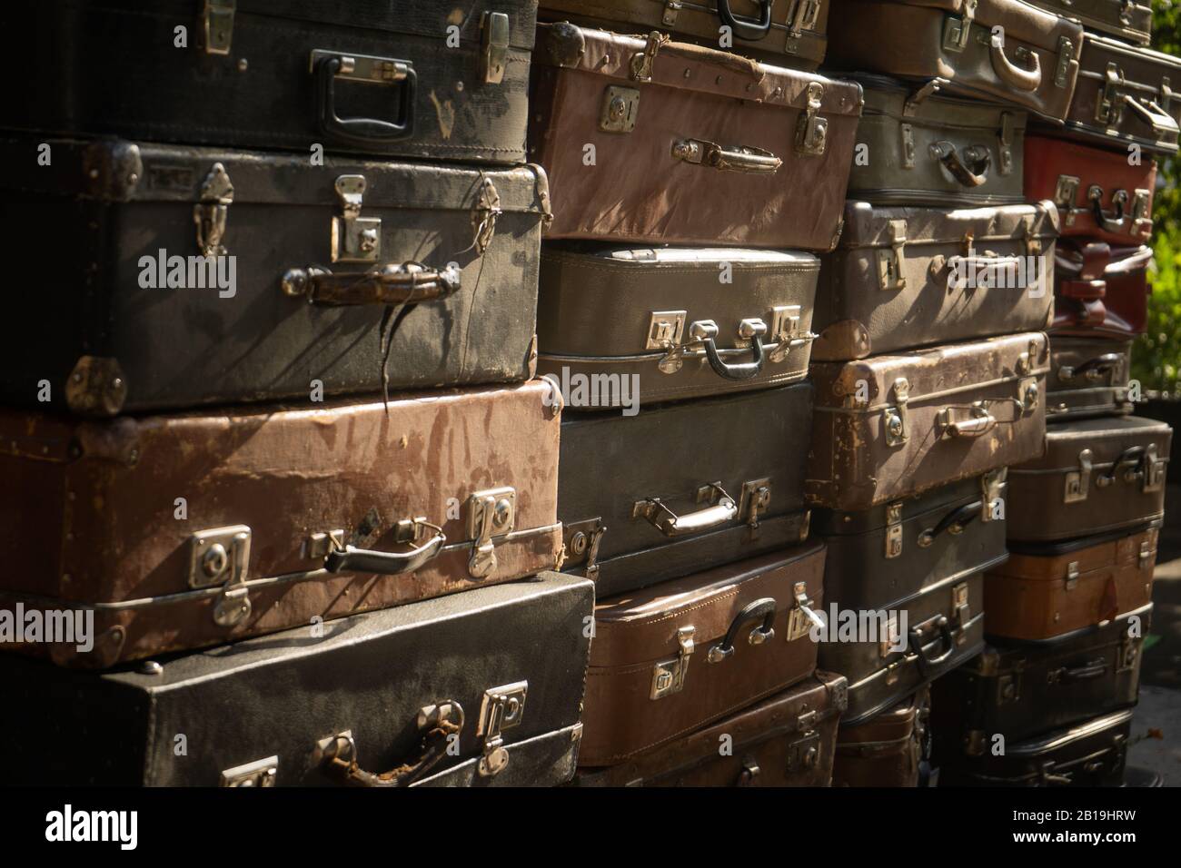 Valises en cuir vintage à l'eau sur le dessus de l'eachother Banque D'Images