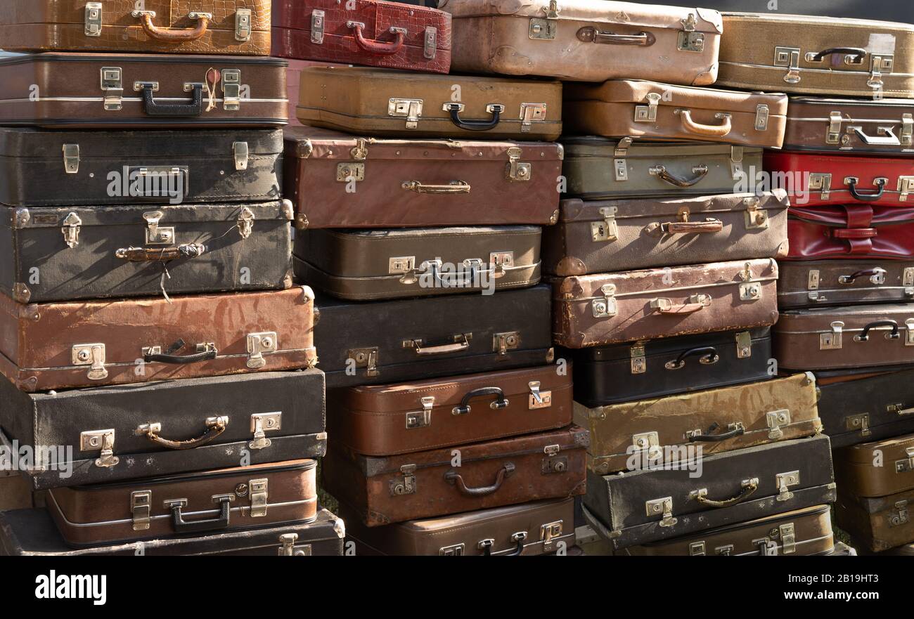 De nombreuses valises en cuir vintage à l'eau sur le dessus de l'eachother Banque D'Images