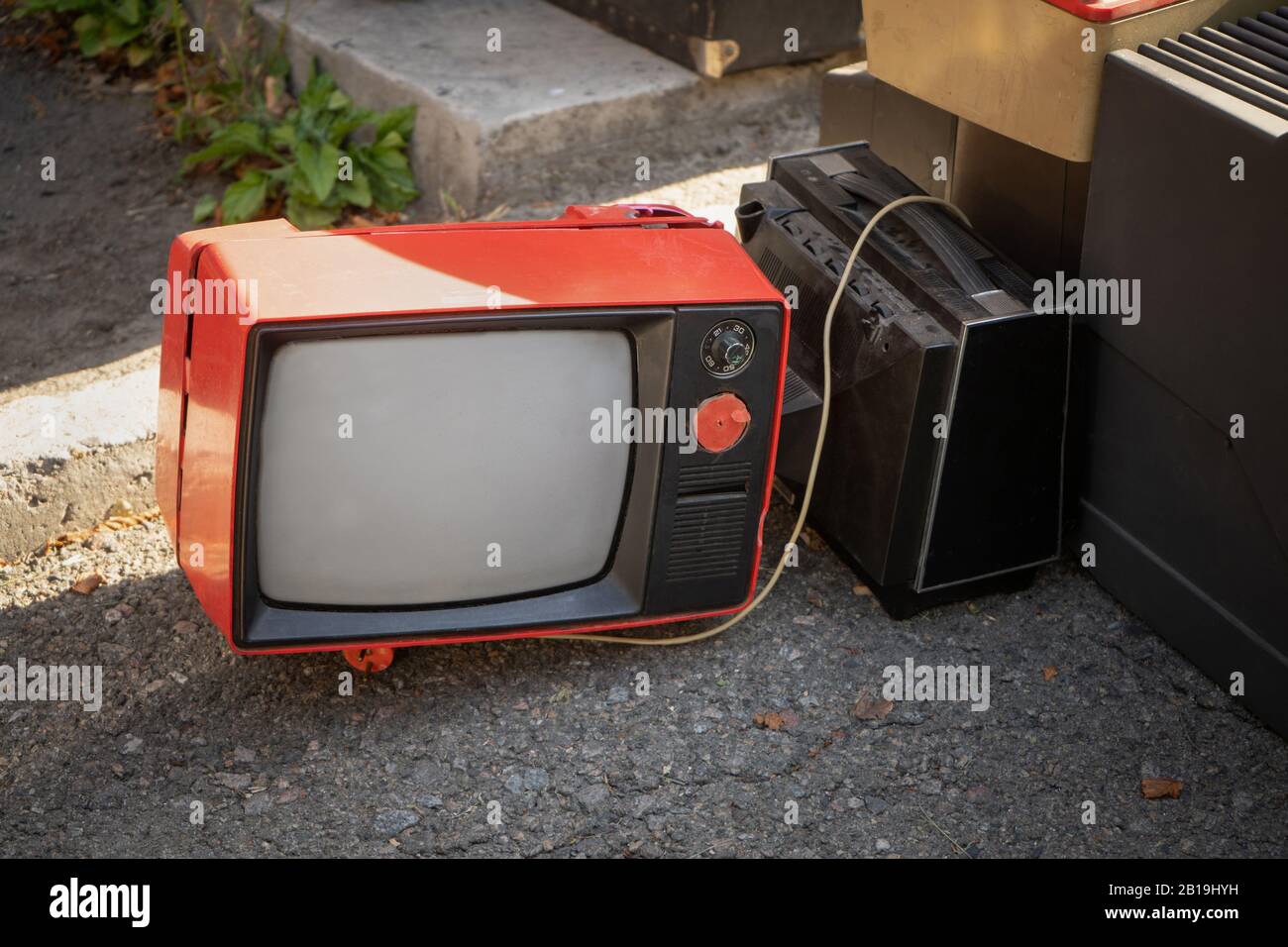 Rétro ancien téléviseur noir et blanc se reciever sur un marché de rue Banque D'Images