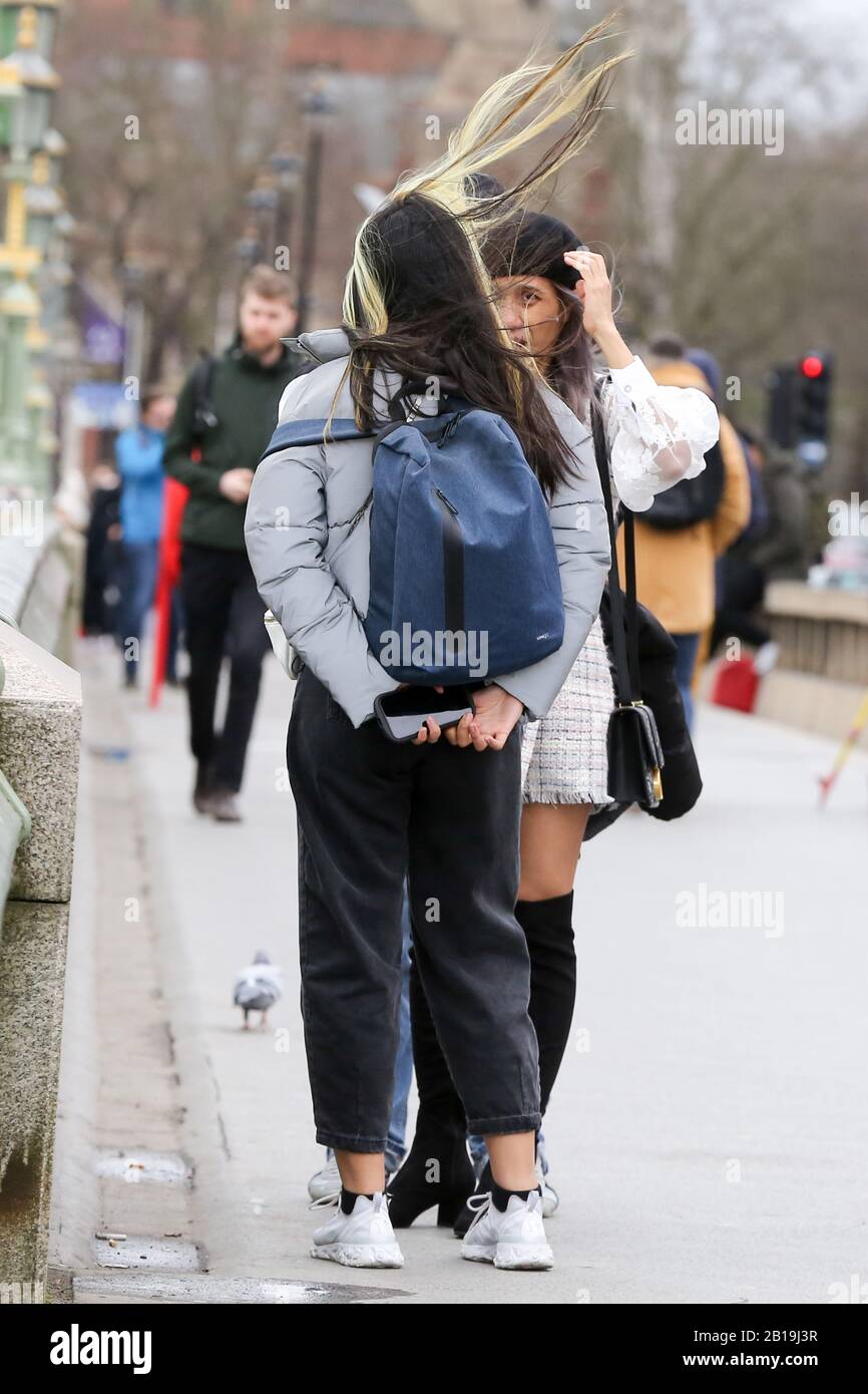 Londres, Royaume-Uni. 20 février 2020. Les cheveux d'une femme sont vus voler dans le vent sur une journée venteuse à Londres, au Royaume-Uni. Crédit: Dinendra Haria/Sopa Images/Zuma Wire/Alay Live News Banque D'Images