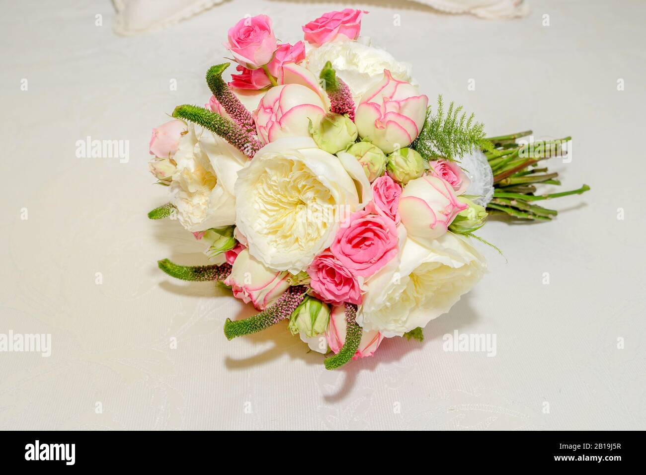 Bouquet de roses et de pivoines, rose et blanc. Rosa × damascena,Rosa Desdemona,Paeoniaceae. Juliette rose. Banque D'Images