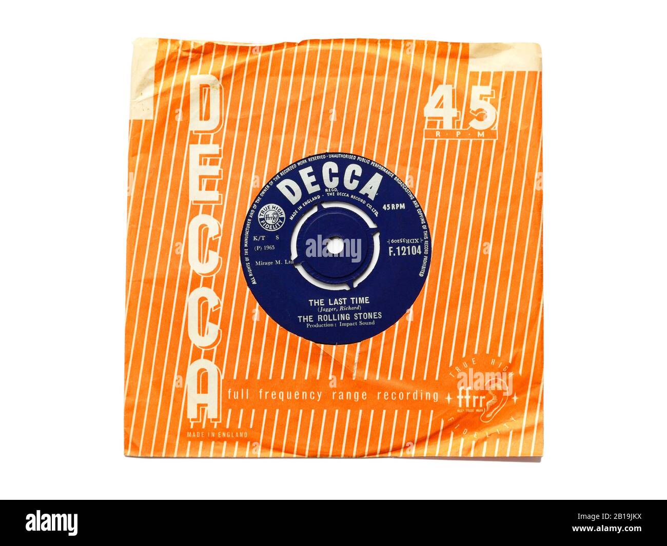Ancienne étiquette Decca originale vinyle 45 tr/min enregistre La dernière Fois par les Rolling Stones 1965 dans la gaine de papier déchirée isolée sur blanc. Banque D'Images