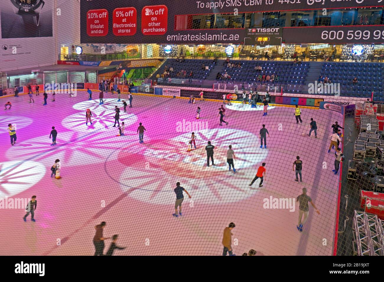 Patinoire à l'intérieur du centre commercial de Dubaï, l'un des plus grands centres commerciaux au monde, Dubaï, Émirats arabes Unis, Moyen-Orient, Asie photo © Fa Banque D'Images