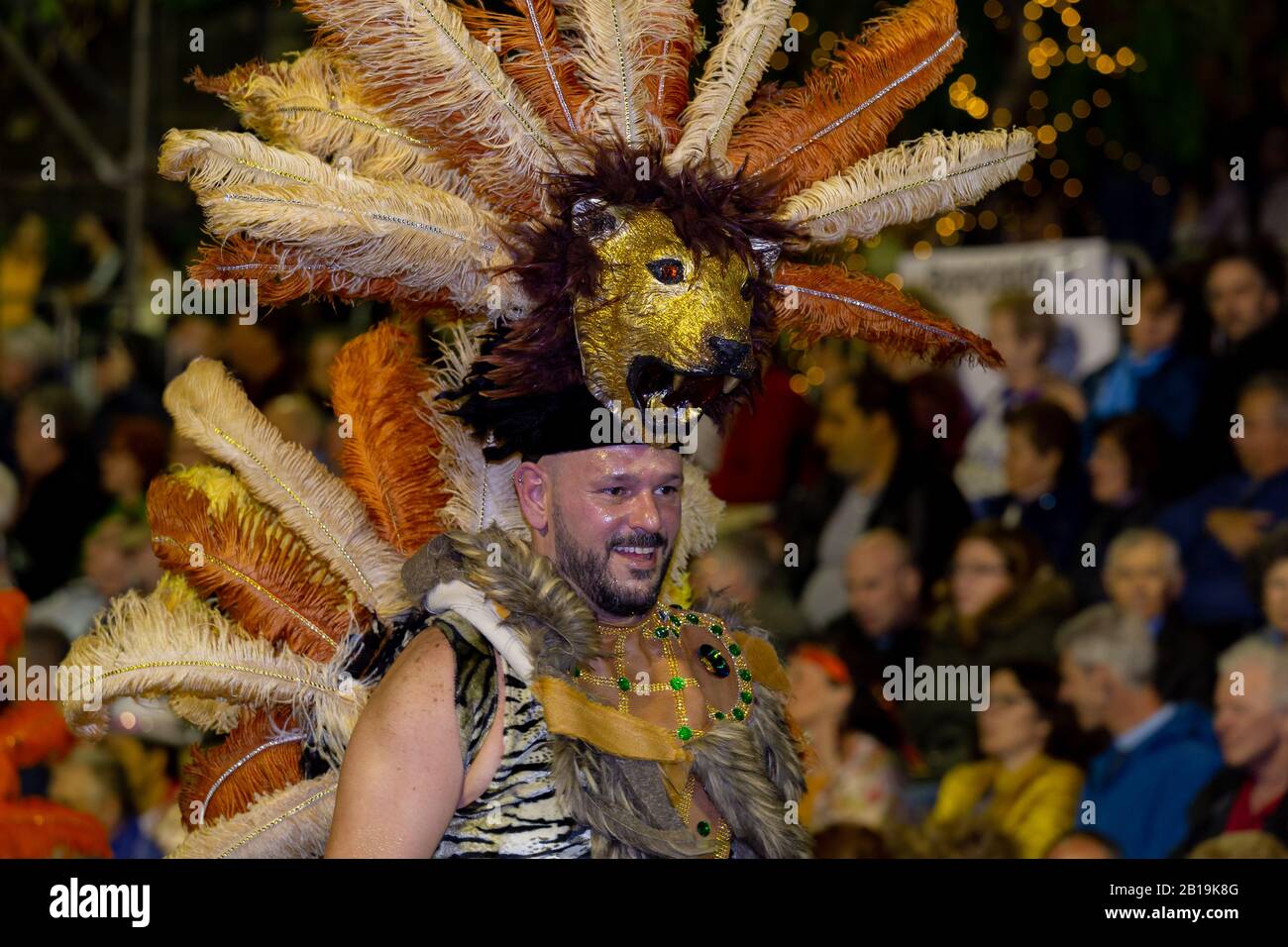 Funchal, PORTUGAL - FÉVRIER 2020: Les participants à la danse du Carnaval de l'île de Madère lors du défilé dans la ville de Funchal, l'île de Madère, Portugal. Banque D'Images