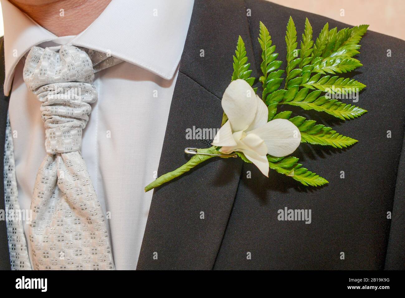 Petite décoration florale sur le revers d'un costume d'homme. Fleur.  Boutonnière Photo Stock - Alamy