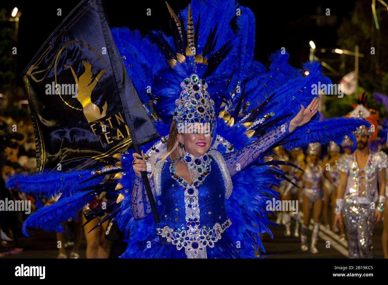 Funchal, PORTUGAL - FÉVRIER 2020: Les participants à la danse du Carnaval de l'île de Madère lors du défilé dans la ville de Funchal, l'île de Madère, Portugal. Banque D'Images