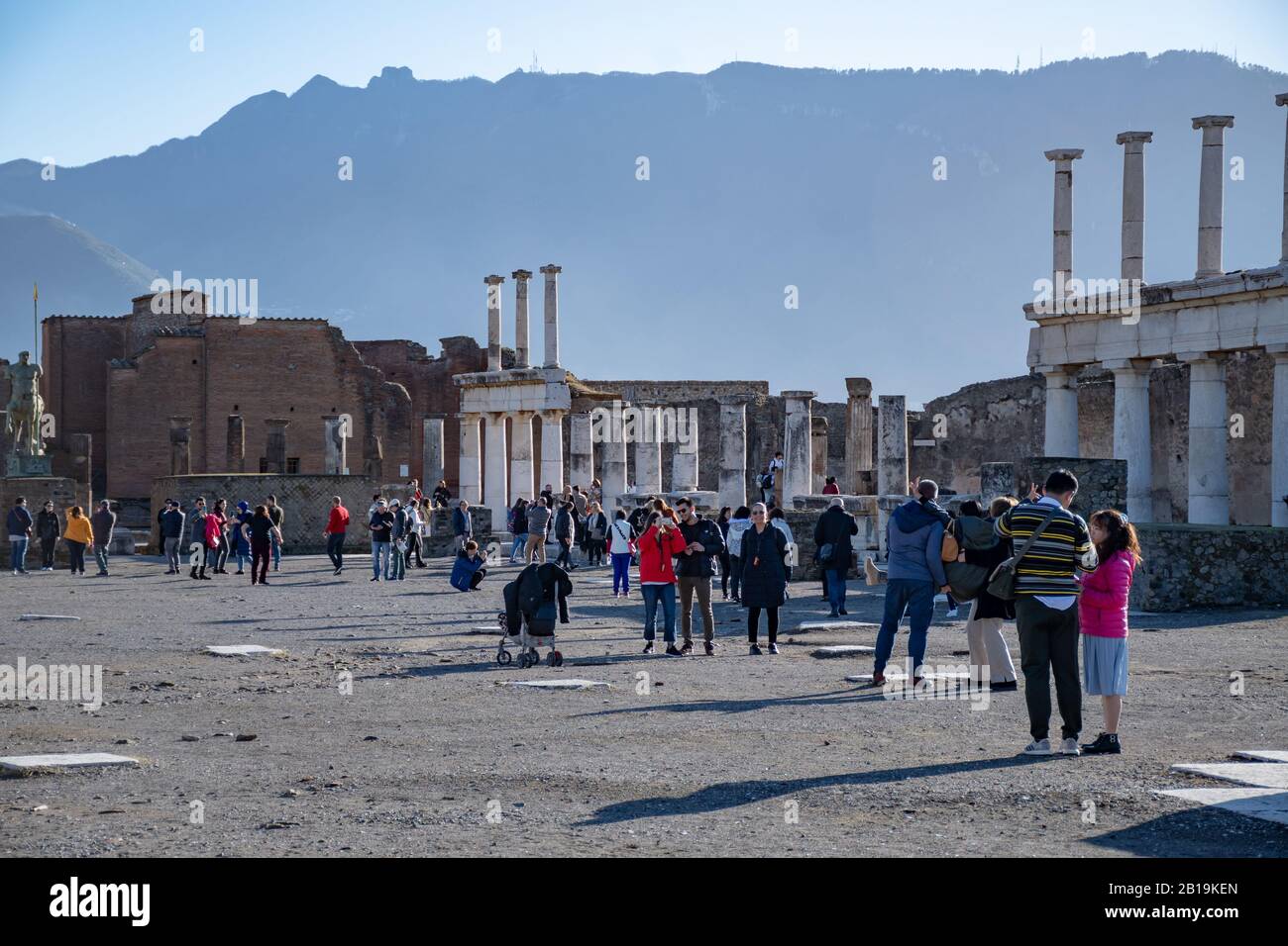 Les Touristes Visitent Le Site Archéologique De Pompéi Banque D'Images