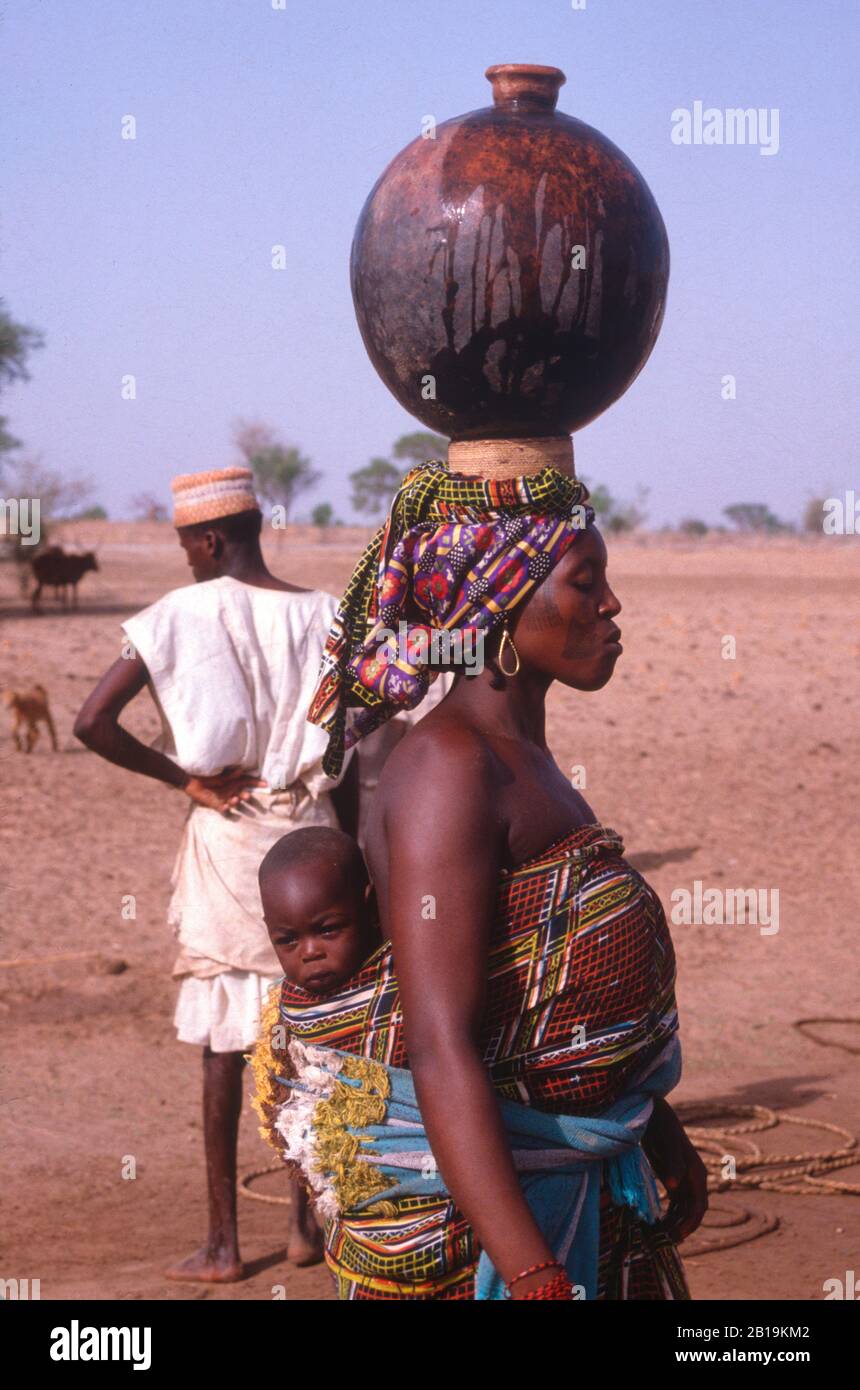 Femme Africaine Portant Le Pot Sur Sa Tete Banque D Image Et Photos Alamy