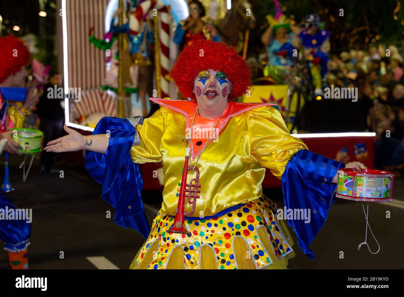 Funchal, PORTUGAL - FÉVRIER 2020: Les participants à la danse du Carnaval de l'île de Madère lors du défilé dans la ville de Funchal, l'île de Madère, Portugal. Banque D'Images