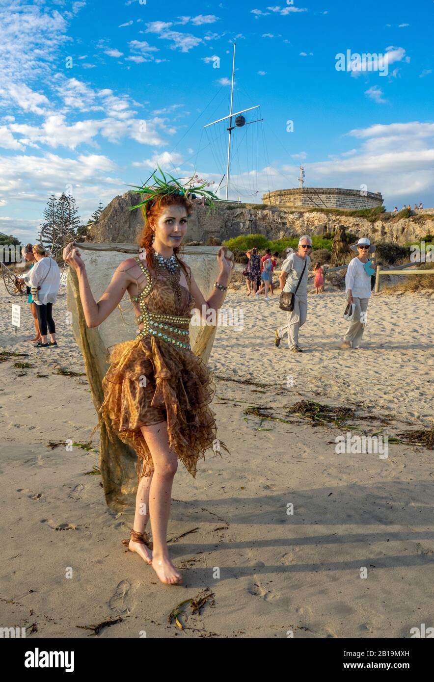 Femme cosplay costume habillé comme une fée marchant sur le sable à Bathers Beach Fremantle Australie occidentale. Banque D'Images