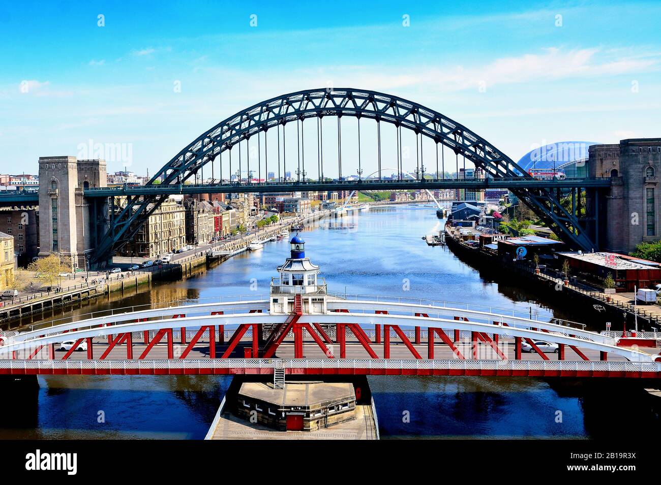 Photo paysage de la rivière Tyne à Newcastle avec le pont tournant, et le pont Tyne et Millennium juillet 2019 Banque D'Images