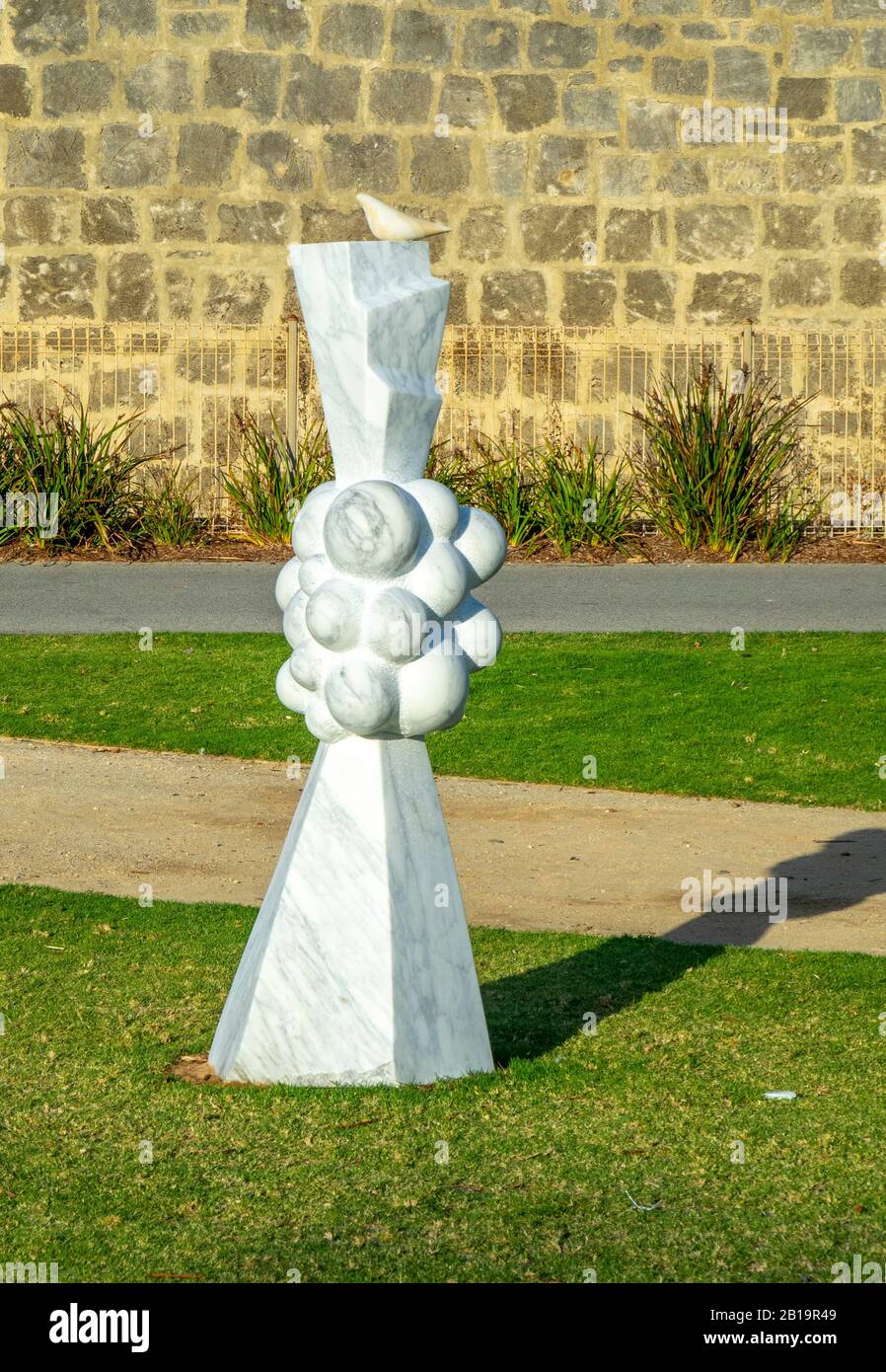 Sculpture À Bathers Beach 2020 exposition extérieure expansion par Jina Lee artiste sculpteur Fremantle Australie occidentale. Banque D'Images