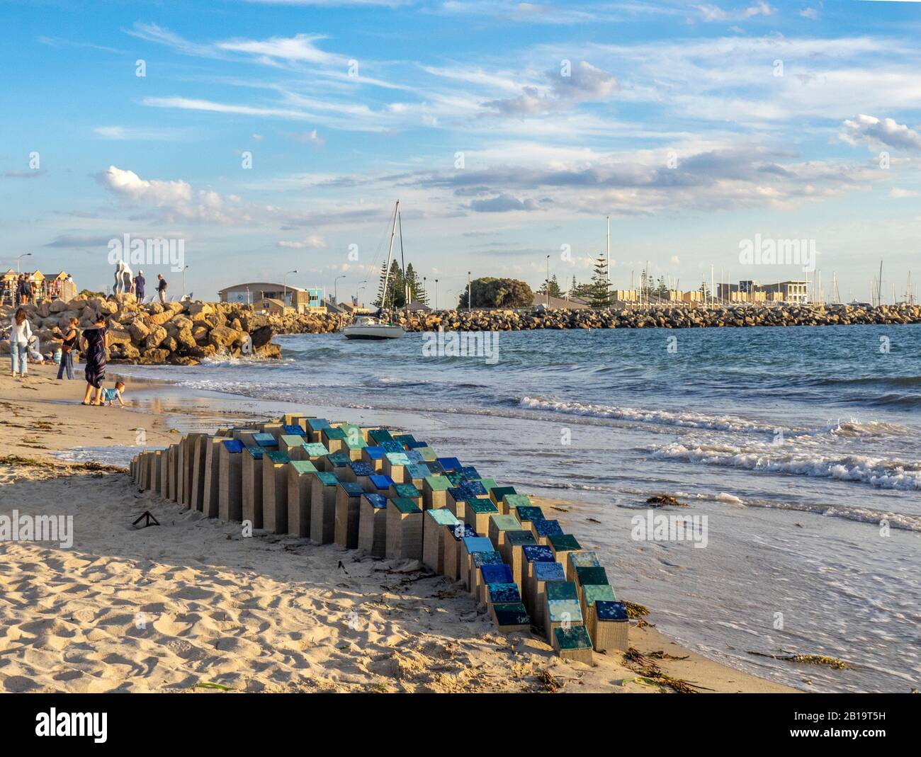 Sculpture À Bathers Beach 2020 exposition en plein air Tideline Kirsten Makinson Heloise et Roberts sculpteurs artistes Fremantle Australie occidentale. Banque D'Images