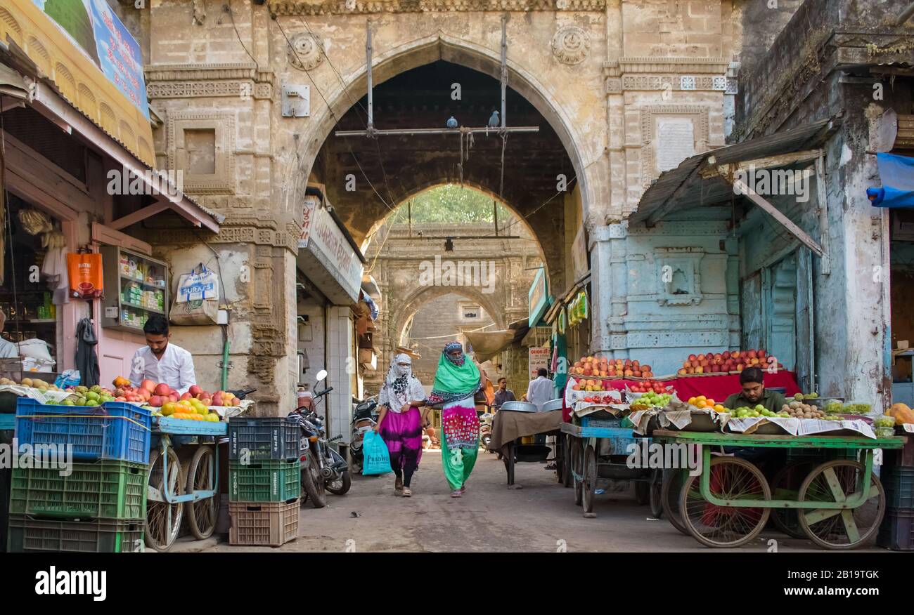Junagadh, Gujarat, Inde - décembre 2018 : les grandes arches anciennes d'une porte d'entrée sur une rue dans l'ancien marché autour de Circle Chowk. Banque D'Images