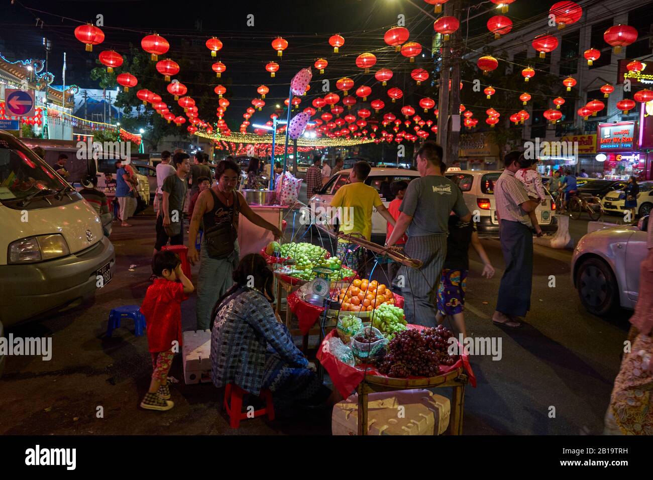 Für das chinesische Neujahrsfest mit roten Lampions geschmückte Straße, Obststand, Passanten, chinesisches Viertel, Yangon, Myanmar Banque D'Images