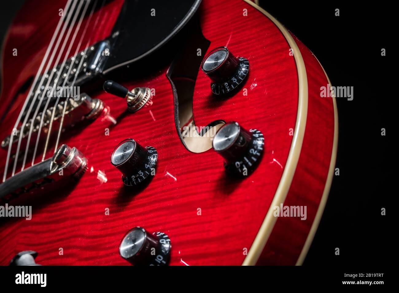 Corps de guitare semi-acoustique en rouge avec boutons de volume Banque D'Images