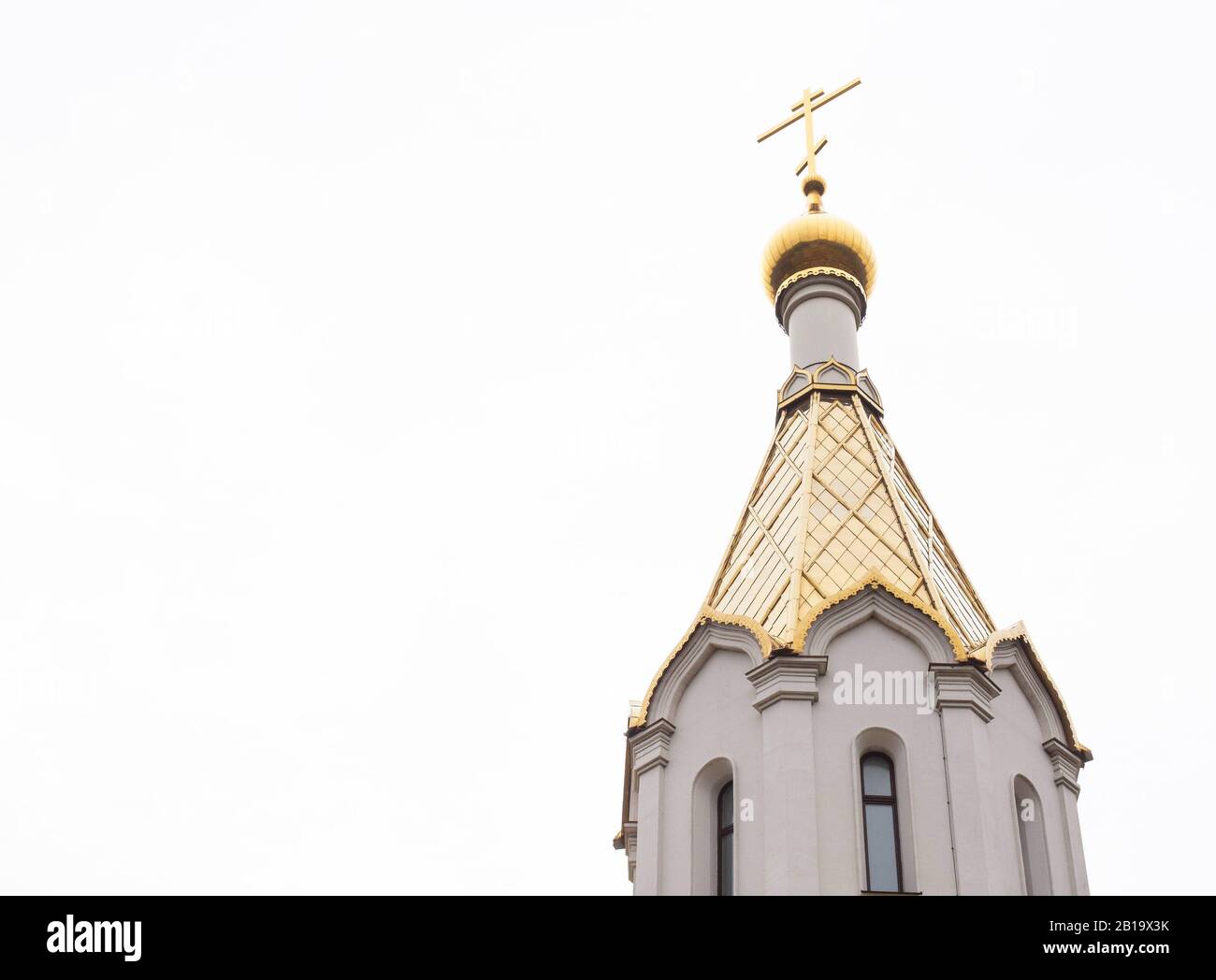 Beaux éléments de conception dans une église, voûtes d'or et de murs blancs, d'arrière-plan, un lieu de culte Banque D'Images