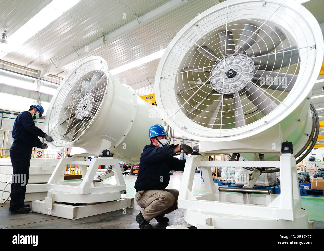 Shijiazhuang, La Province Chinoise De Hebei. 24 février 2020. Les gens travaillent dans une entreprise de production d'équipements de protection de l'environnement à Qinhuangdao, dans la province de Hebei en Chine du nord, 24 février 2020. À l'heure actuelle, plus de 9 900 entreprises industrielles de taille supérieure à la taille désignée à Hebei ont repris leur production, avec un taux de reprise de plus de 75 pour cent. Crédit: Yang Shiyao/Xinhua/Alay Live News Banque D'Images