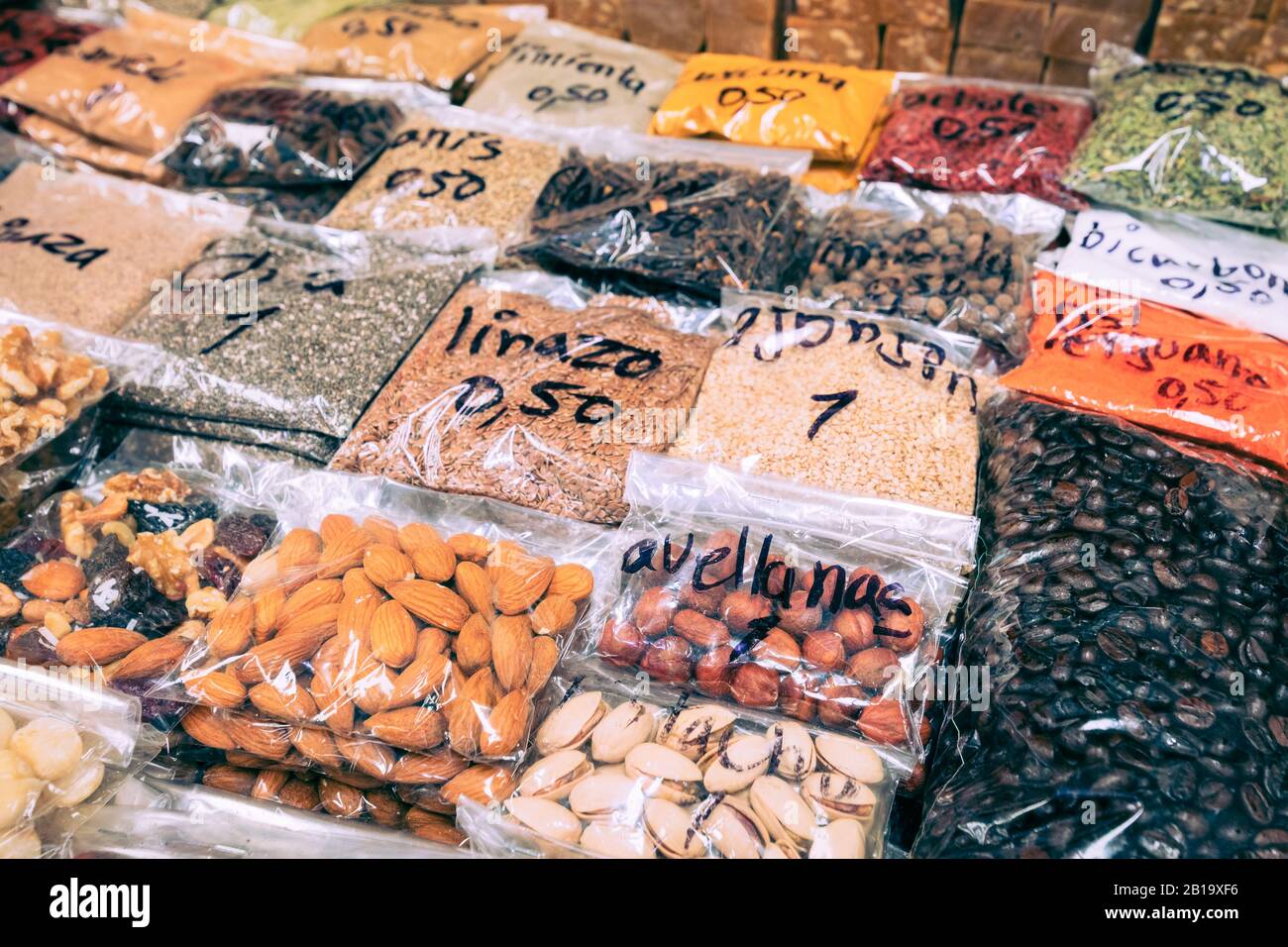Marché alimentaire équatorien traditionnel vendant des épices et d'autres produits alimentaires à Cuenca, en Équateur, en Amérique du Sud. Banque D'Images
