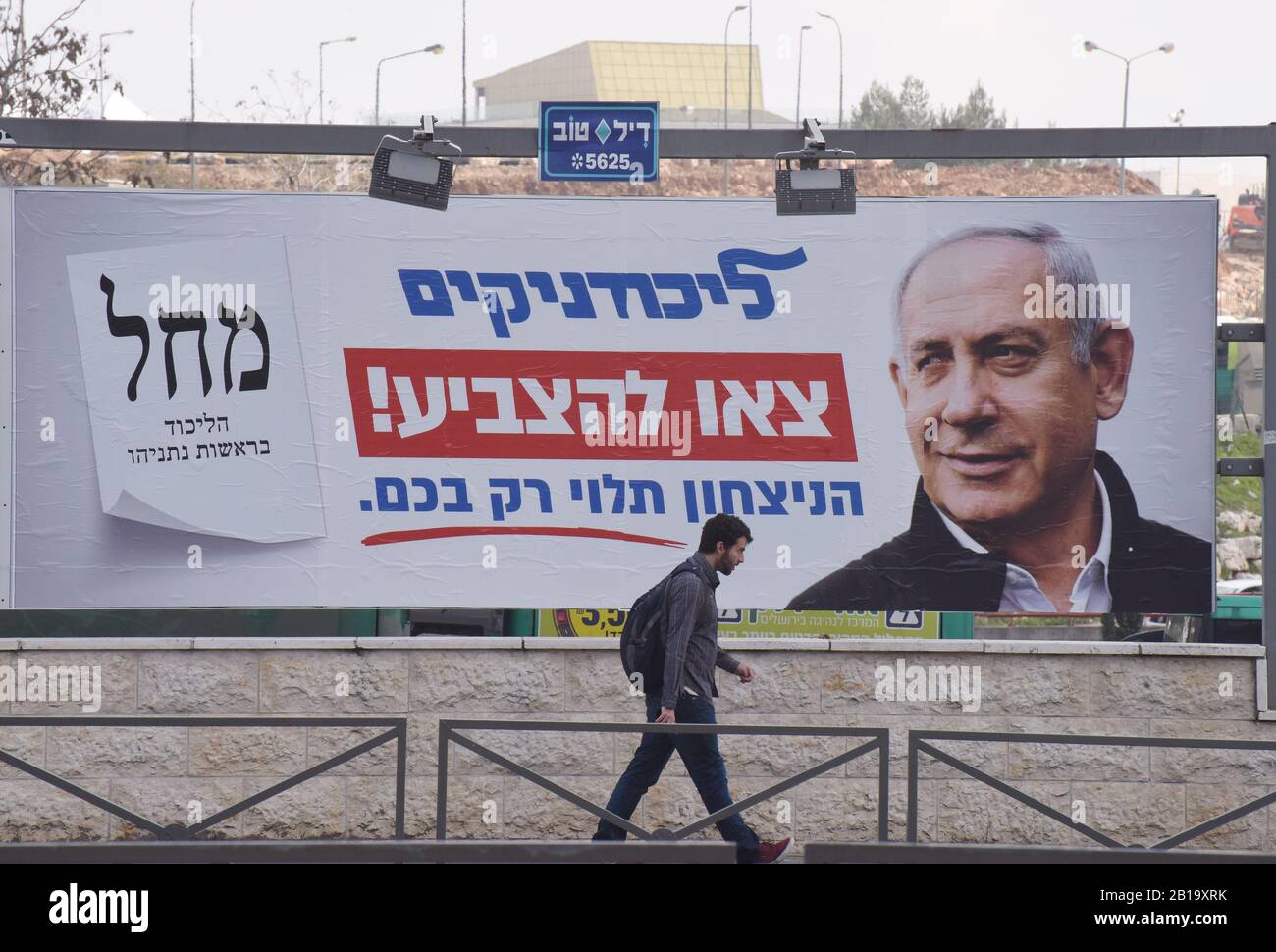 Jérusalem, Israël. 24 février 2020. Un israélien passe devant un poster de campagne électorale pour le Premier ministre israélien Benjamin Netanyahu, le lundi 24 février 2020, à Jérusalem, en Israël. L'affiche invite instamment les membres du parti Likoud de Netanyahu à « Voter ». Les Israéliens se rendent aux urnes le 2 mars pour la troisième élection en moins d'un an. Photo par Debbie Hill/UPI crédit: UPI/Alay Live News Banque D'Images