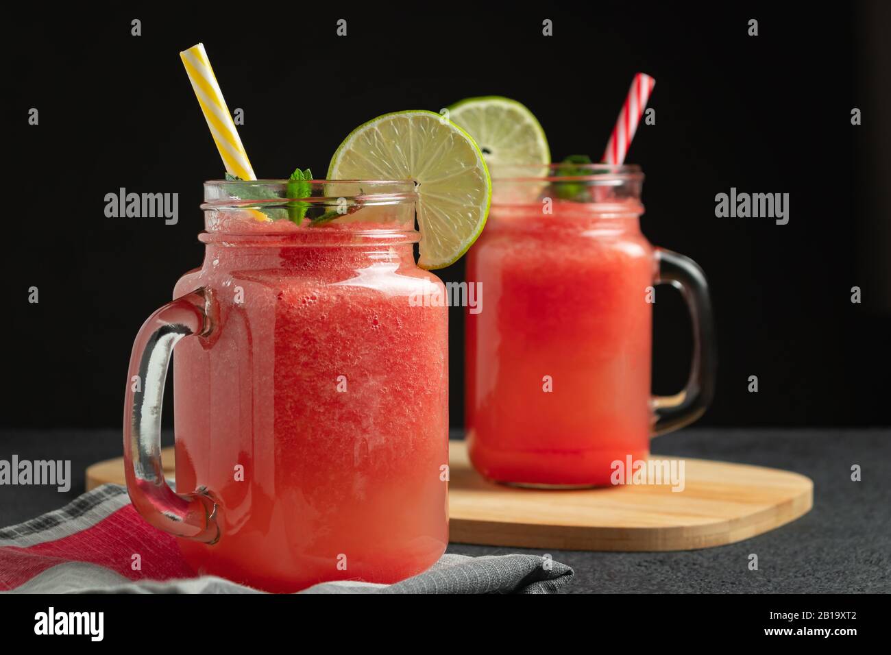 Smoothie au melon d'eau avec citron vert et menthe dans des bocaux à tasse sur un tableau de découpe. Concept de saine alimentation. Banque D'Images