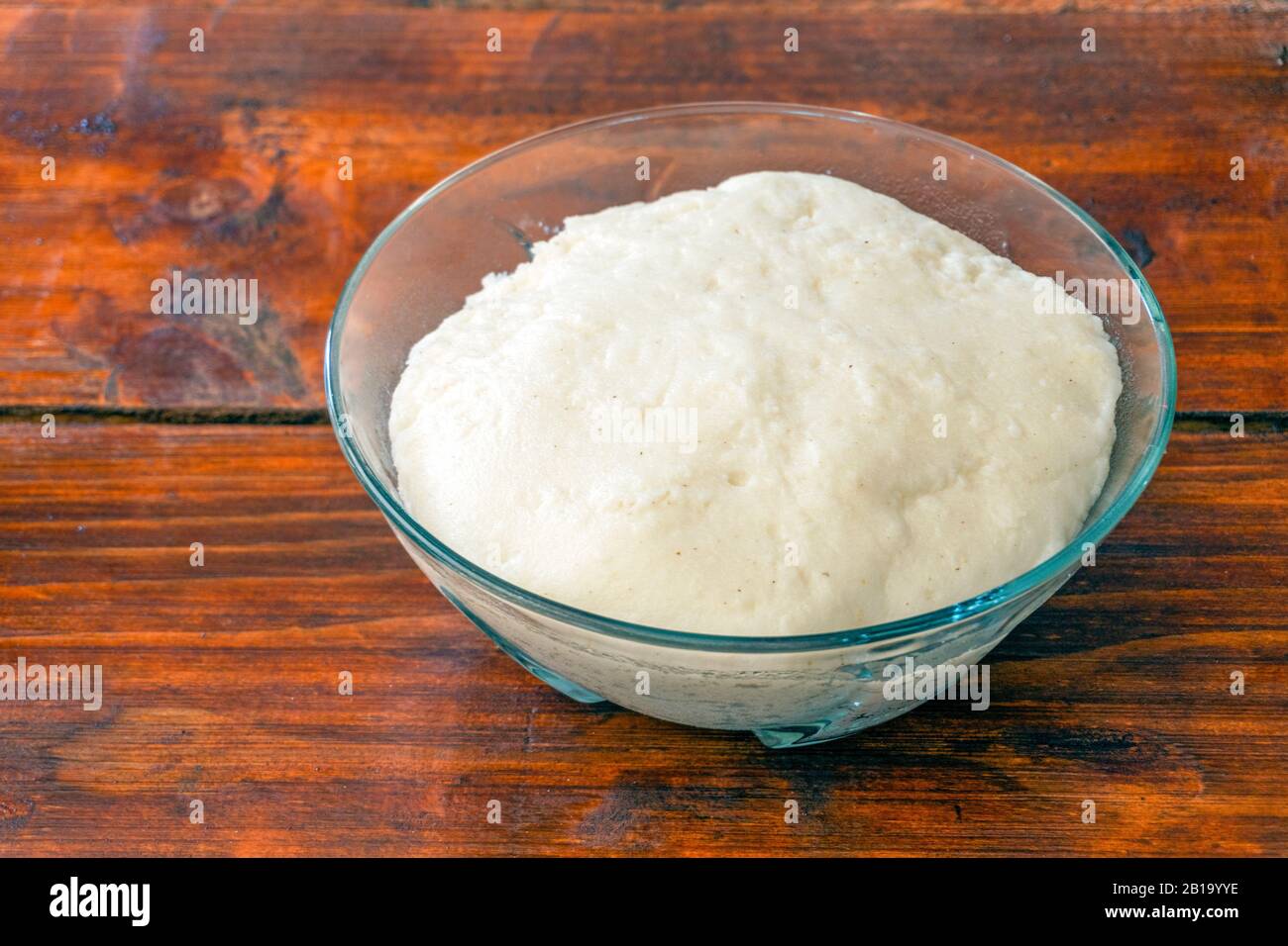Le porridge africain de maïs a appelé ugali dans un petit bol transparent Banque D'Images