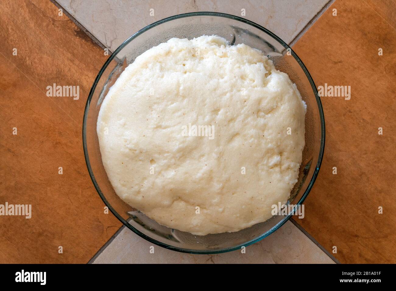 Le porridge africain de maïs a appelé ugali dans un petit bol transparent Banque D'Images