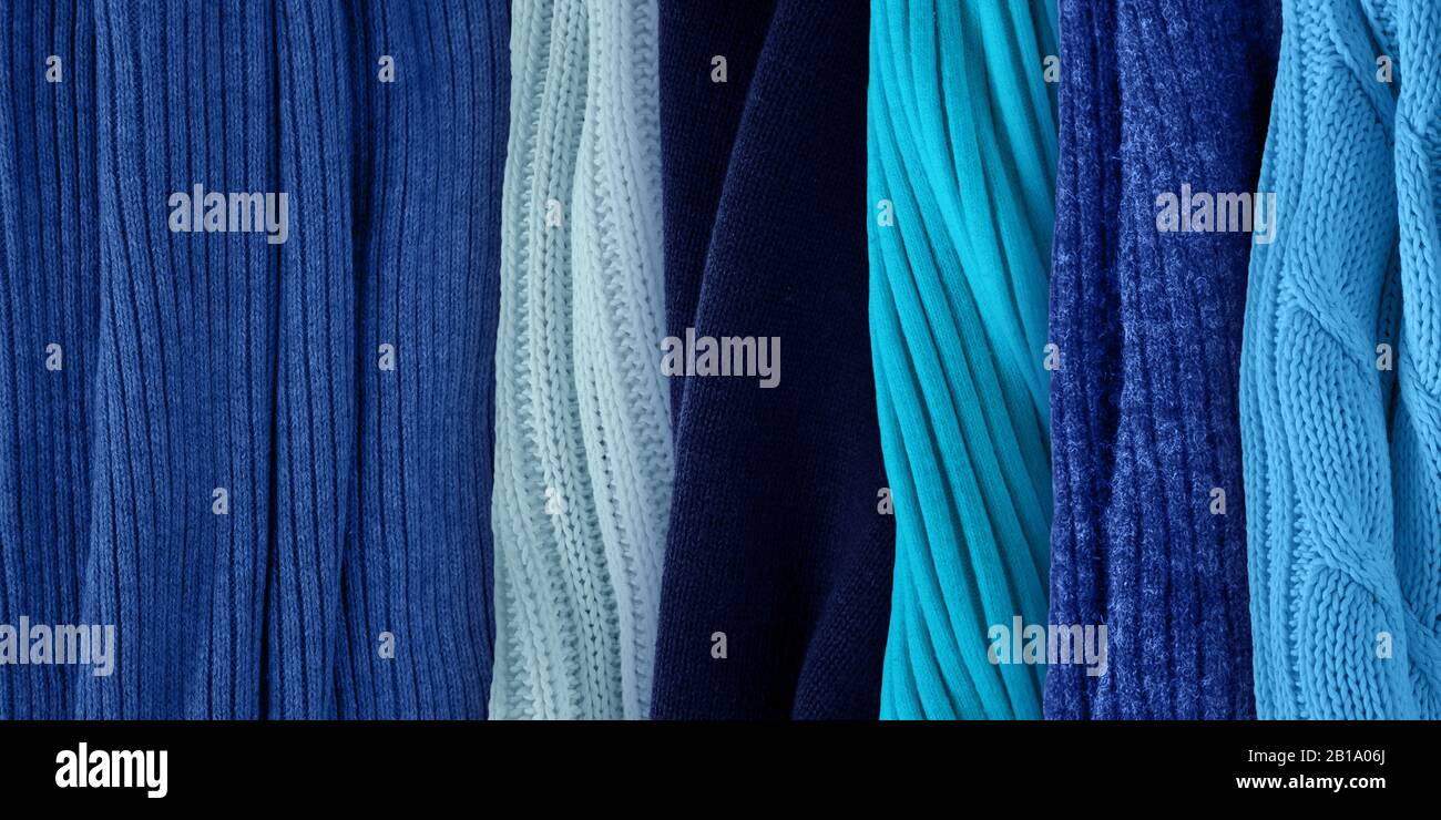 Les meilleures couleurs de bleu correspondent au bleu classique. Tendances des couleurs de mode pour l'année 2020. Vêtements tricotés échantillons de tissu. Сombination avec skyey, noir, turquo Banque D'Images