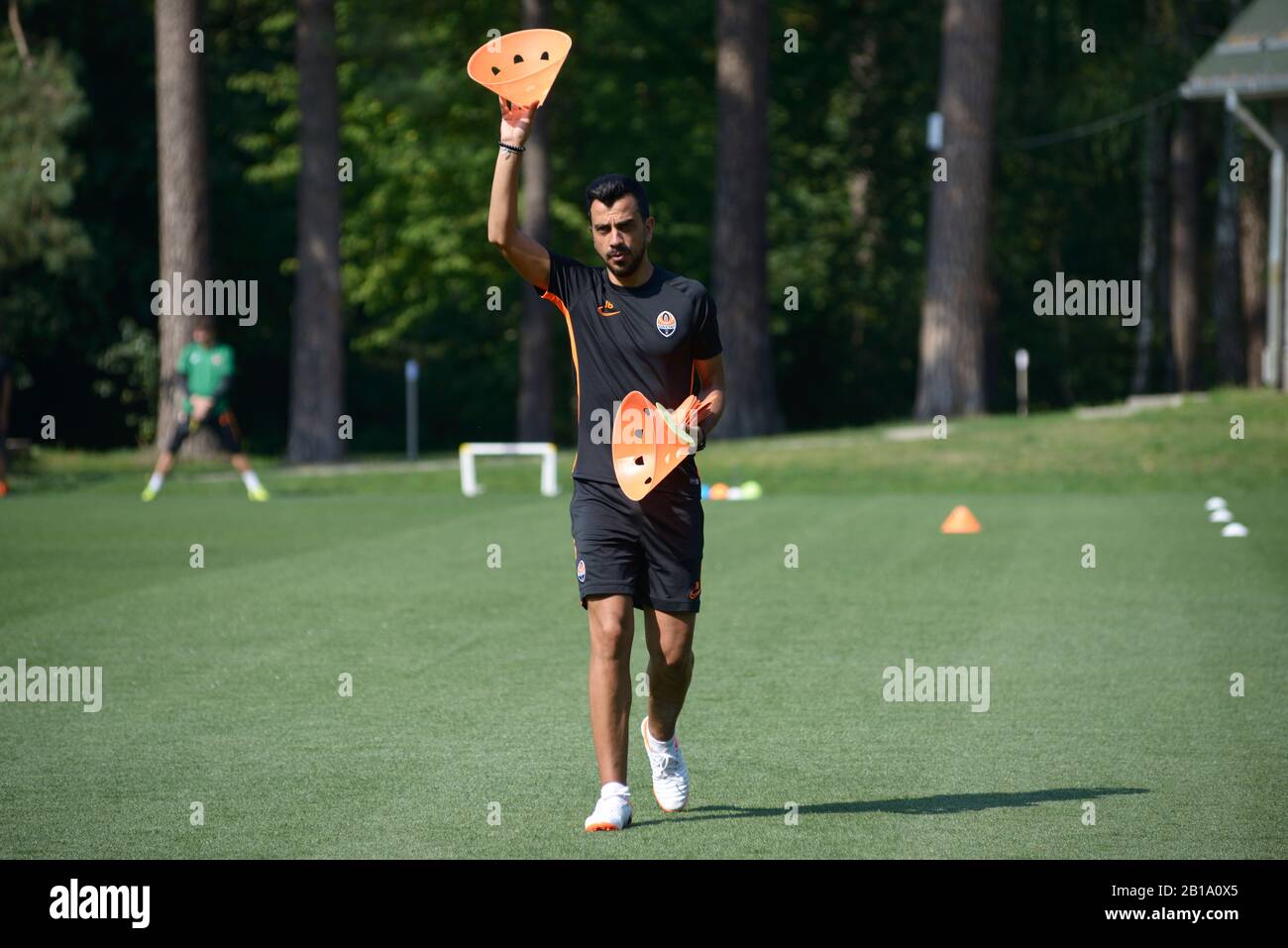 Les marques de réglage de l'assistant formateur sur le terrain de football. Shakhtar équipe de football, base de sport Sviatoshyn. 5 Août 2019. Kiev, Ukraine Banque D'Images