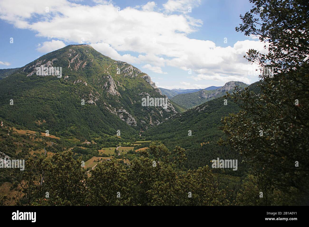 Vue sud du château de Puilaurens le long de la vallée de Pech de Carabatets, Aude, Occitanie, France Banque D'Images