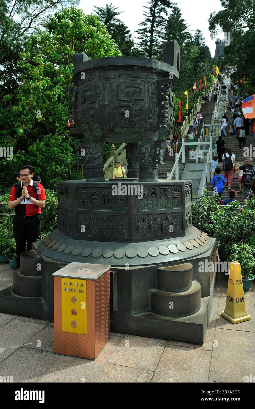 Énorme urne en fonte à la base de l'escalier menant au Bouddha Tian Tan, Ngong Ping, l'île Lantau, Hong Kong, Chine Banque D'Images
