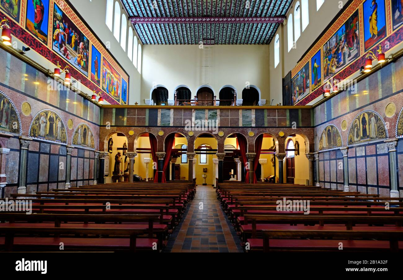 Intérieur De L'Église Universitaire De Dublin. Église Catholique Saint-Cardinal John Newman Dublin Irlande Banque D'Images