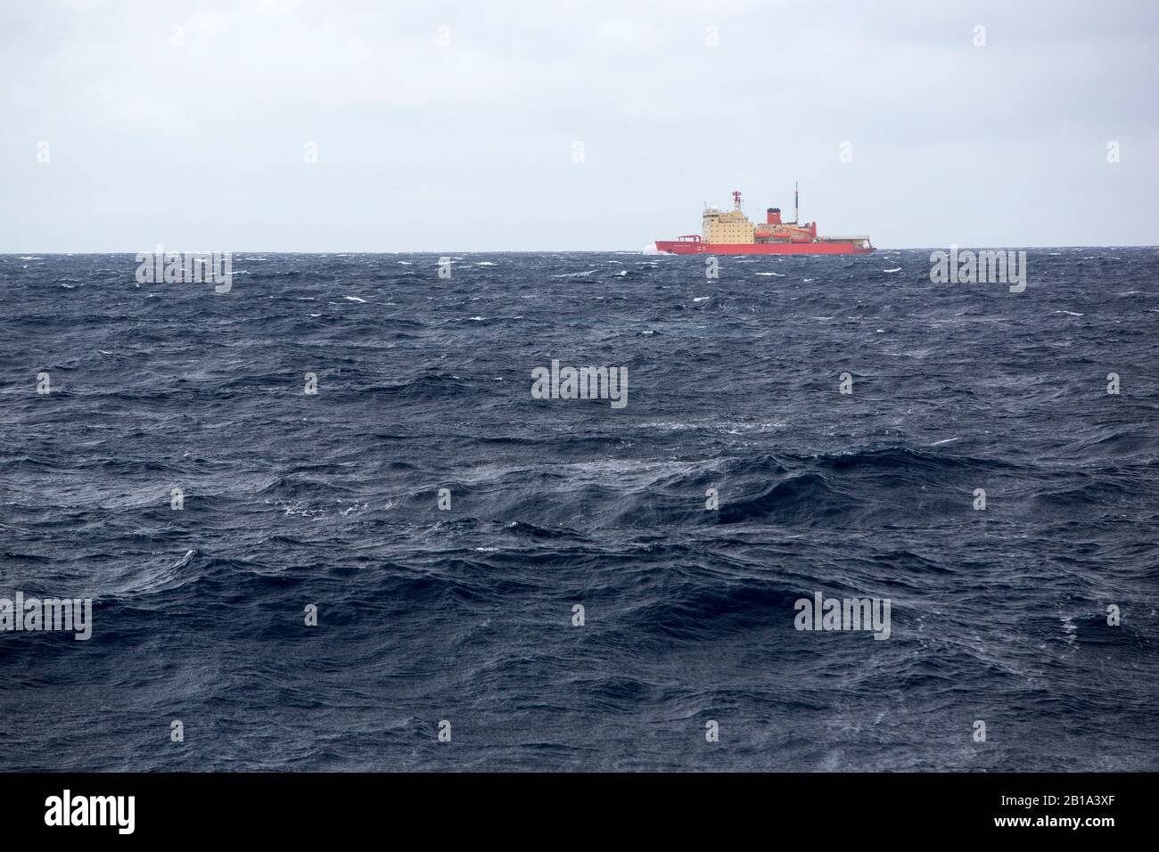 Un navire traversant le Drake Passsage vers le sud en direction de l'Antarctique Banque D'Images